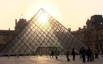 La Pyramide du Louvre fête ses 30 ans avec un trompe-l'oeil géant