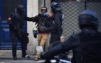 Macron promet d'agir face aux violences policières contre la presse