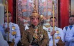Couronné, le roi de Thaïlande lance un appel à "la paix" dans un pays divisé