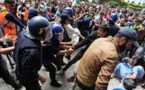Algérie: des arrestations marquent le 14e vendredi de manifestations massives