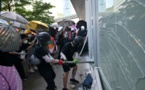 Hong Kong : Des manifestants tentent de forcer l'entrée du Parlement