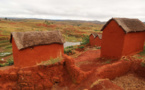 A Madagascar, des villageois découvrent les dangers de la défécation en plein air