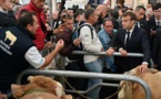 En Auvergne, Macron vient à l'aide des éleveurs, et leur remonte les bretelles