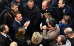 De retour sur le site de Whirlpool, Macron, bousculé, assure avoir "dit la vérité"