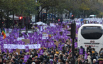 FRANCE: Des milliers de personnes défilent contre les violences faites aux femmes
