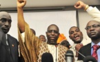 Macky Sall au commissariat de Grand-Yoff pour libérer des jeunes de l'APR, en 2011 (archive)