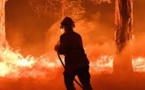 Australie: le vent provoque la jonction de deux énormes brasiers dans le sud-est