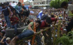 Des Honduriens forcent la frontière du Guatemala
