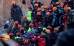 TURQUIE: les secouristes à la recherche de survivants après le séisme