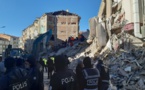TURQUIE : 2000 secouristes cherchent des survivants sous les décombres