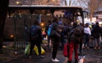 PARIS : La police évacue 427 personnes du dernier campement de migrants du nord-est