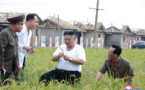 Le Président Kim Jong Un au chantier de réparation des dégâts de l’inondation (ATCC)