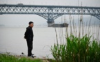 En Chine, un « ange » veille sur le « pont des suicidés »