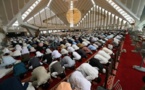 Au Pakistan, les mosquées font le plein malgré les cas de COVID-19 en hausse