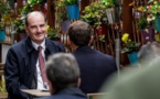 Déconfinement : Emmanuel Macron, Jean Castex et plusieurs ministres prennent le café en terrasse