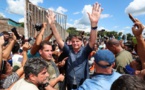 BRESIL : Le président Bolsonaro reçoit une amende après un bain de foule sans masque