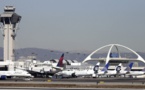 Un homme saute d'un avion en mouvement à l'aéroport de Los Angeles