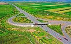 « La plus longue autoroute du désert au monde ouverte à la circulation dans le Xinjiang »