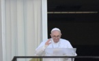 Le pape salue des fidèles depuis un balcon de son hôpital