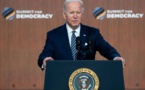 Biden conclut son sommet pour la démocratie sous les critiques