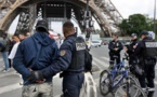 La police nettoie le pied de la Tour Eiffel des vendeurs à la sauvette et des cyclopousses