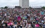 Des dizaines de milliers d'Américains défilent pour défendre le droit d'avorter aux Etats-Unis
