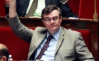 Un député LREM fait un salut nazi pour dénoncer le geste d'un "facho" à l'Assemblée nationale