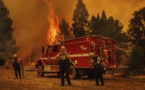 Un violent incendie continue de s'étendre en Californie, des milliers d'évacués