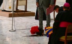 Un garde suisse évanoui devant le pape