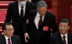 L’ex-président Hu Jintao escorté vers la sortie au congrès du PCC