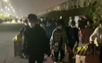 COVID-19 en Chine - Des employés s’enfuient d'une usine d’iPhone confinée