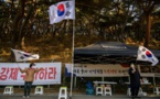 Corée du Sud: des manifestants en colère pourchassent l'ex-président "coco" jusque dans sa retraite