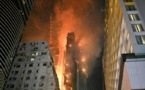 Spectaculaire incendie d’un immeuble en construction à Hong Kong