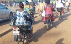 A Ouagadougou, les femmes affirment leur indépendance par la moto