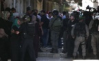 La police israélienne envahit la mosquée Al-Aqsa de nuit et arrête des centaines de personnes