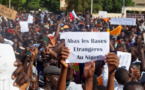 Niger : des milliers de manifestants devant l'ambassade de France à Niamey, Macron menace