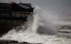 Afrique du Sud - Des grandes vagues hors normes frappent les côtes du Cap