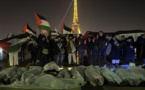 France: arborant des linceuls et allongés au sol, des manifestants réclament un cessez-le-feu à Gaza