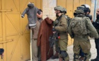 Des soldats israéliens prennent d'assaut un magasin à Hébron et confisquent des jouets pour enfants