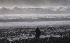 Des vagues géantes s'écrasent sur la côte ouest américaine