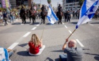 Israël: Des manifestants bloquent une rue à Tel Aviv en signe de protestation contre le gouvernement