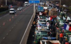 Les agriculteurs campent autour de Paris, le gouvernement promet des annonces mardi