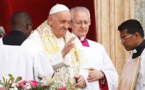 Pâques: le pape plaide pour la paix et s'offre un bain de foule