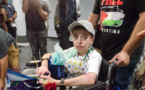 Un enfant palestinien, amputé des deux jambes, arrive à Chicago pour un traitement médical