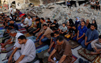 Sous les bombardements, les Palestiniens de Gaza accomplissent la prière de l'Aïd sur les décombres des mosquées