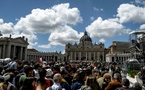 La place Saint-Pierre sous cloche avant les funérailles du pape