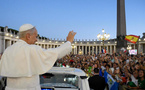 Le pape s'offre un bain de foule surprise auprès de 120 000 jeunes