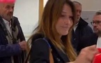 Furieuse, Carla Bruni arrache le micro de Mediapart devant les caméras