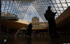France - Deux suspects arrêtés pour le vol au musée du Louvre
