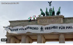 Des militants propalestiniens se hissent sur la Porte de Brandebourg à Berlin